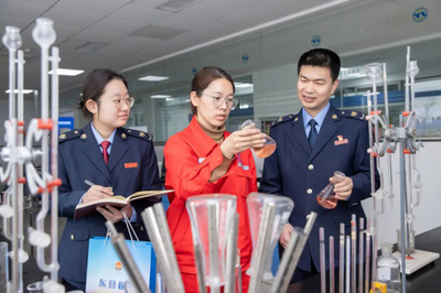 稅助發(fā)展向新進(jìn) 稅宣春風(fēng)更宜人<br><br>近來(lái)，各省市稅務(wù)部門(mén)緊扣“稅助發(fā)展向新進(jìn)”主題，聯(lián)合企業(yè)技術(shù)咨詢服務(wù)專家團(tuán)隊(duì)，深入各類技術(shù)創(chuàng)新企業(yè)，帶來(lái)了溫暖的“稅宣春風(fēng)”。稅務(wù)干部以講解稅收優(yōu)惠為中心，面對(duì)面、實(shí)打?qū)嵉鼗貞?yīng)新興科技企業(yè)專項(xiàng)享受的研悉益優(yōu)惠政策；解答數(shù)字經(jīng)濟(jì)賦背景下的稅法申報(bào)等有關(guān)應(yīng)用規(guī)定問(wèn)題；進(jìn)行辦理及時(shí)年度退補(bǔ)料實(shí)務(wù)；以及暢聊訴求建議共謀利用暢通。<br><br>例如某地域團(tuán)隊(duì)聯(lián)合財(cái)務(wù)管理機(jī)構(gòu)免費(fèi)發(fā)放通俗匯編《稅收寶》，采用模掃免費(fèi)測(cè)評(píng)法技術(shù)解決定制退稅運(yùn)算方式革新 操作咨詢采取定期媒體